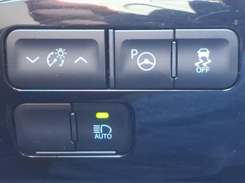 Used 2020 Toyota Prius XLE image 21