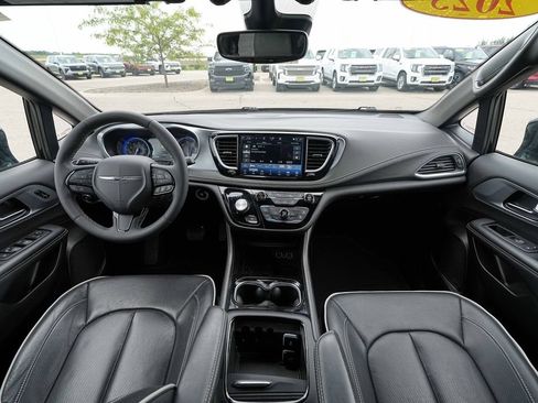Used 2025 Chrysler Pacifica Limited FWD image 27