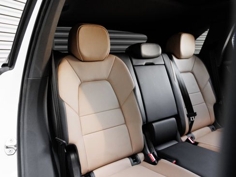 Certified 2025 Porsche Cayenne AWD/4WD image 34