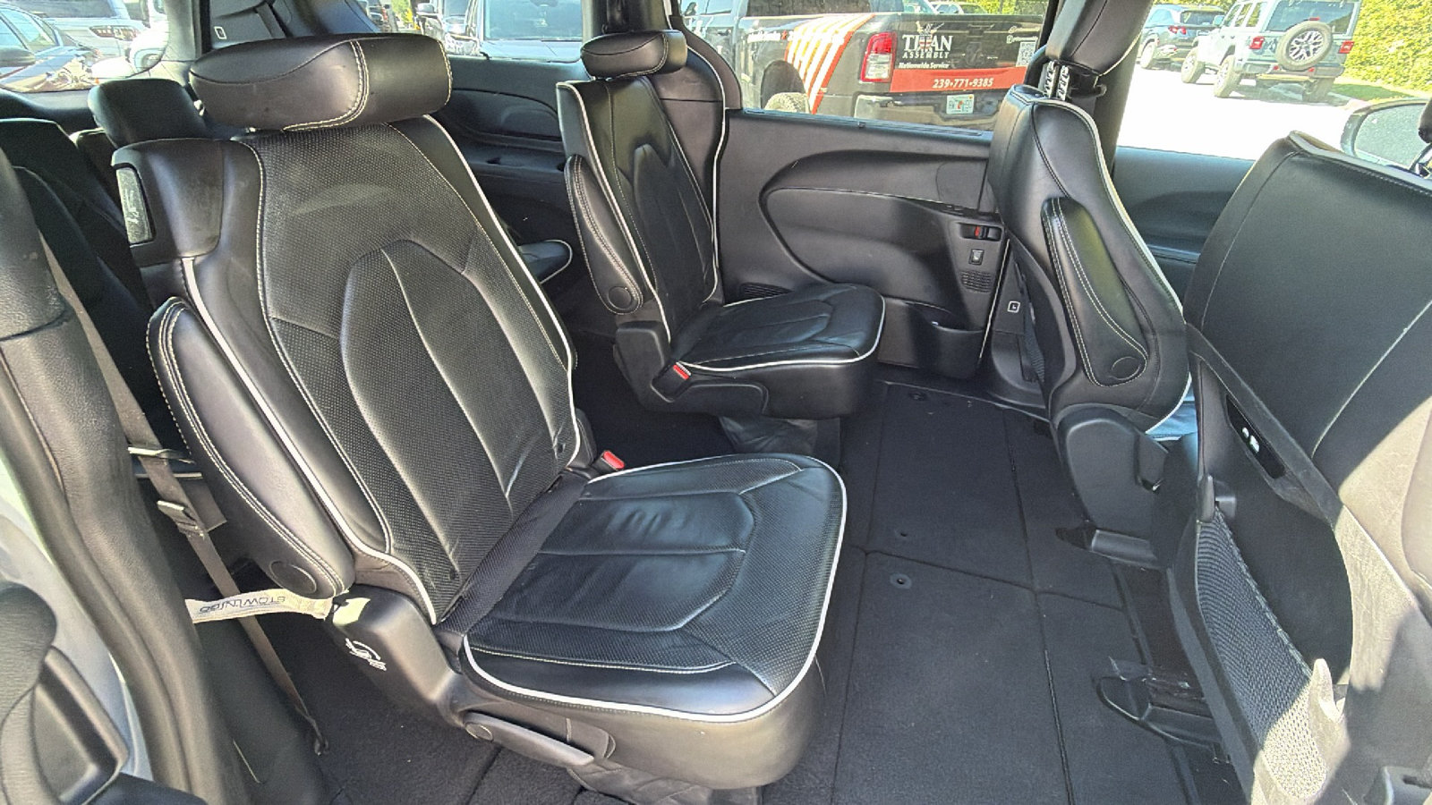 Used 2025 Chrysler Pacifica Limited FWD image 21