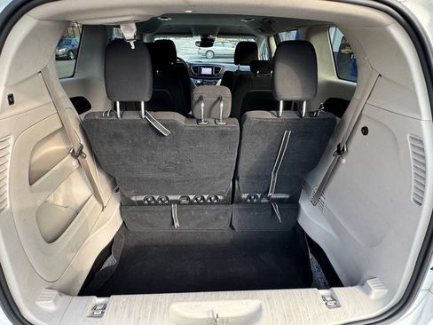 Used 2023 Chrysler Voyager LX FWD image 18