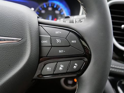 Used 2025 Chrysler Pacifica Limited FWD image 19