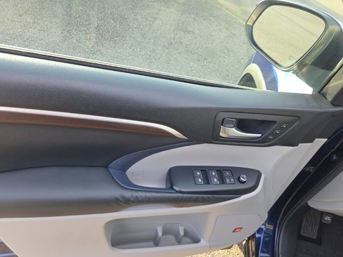 Used 2015 Toyota Highlander Limited Platinum image 3