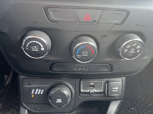 Used 2019 Jeep Renegade Sport image 14