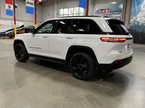 Certified 2024 Jeep Grand Cherokee Limited w/ Luxury Tech Group II AWD/4WD image 3