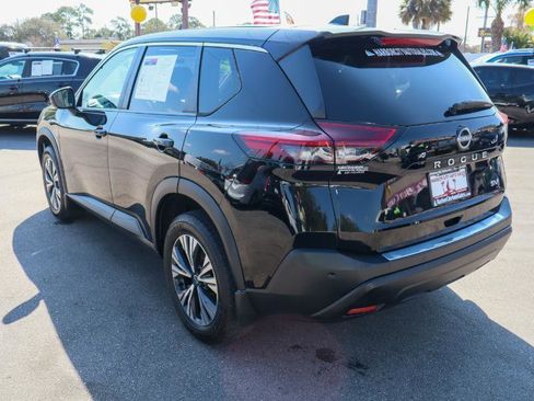 Used 2022 Nissan Rogue SV image 3
