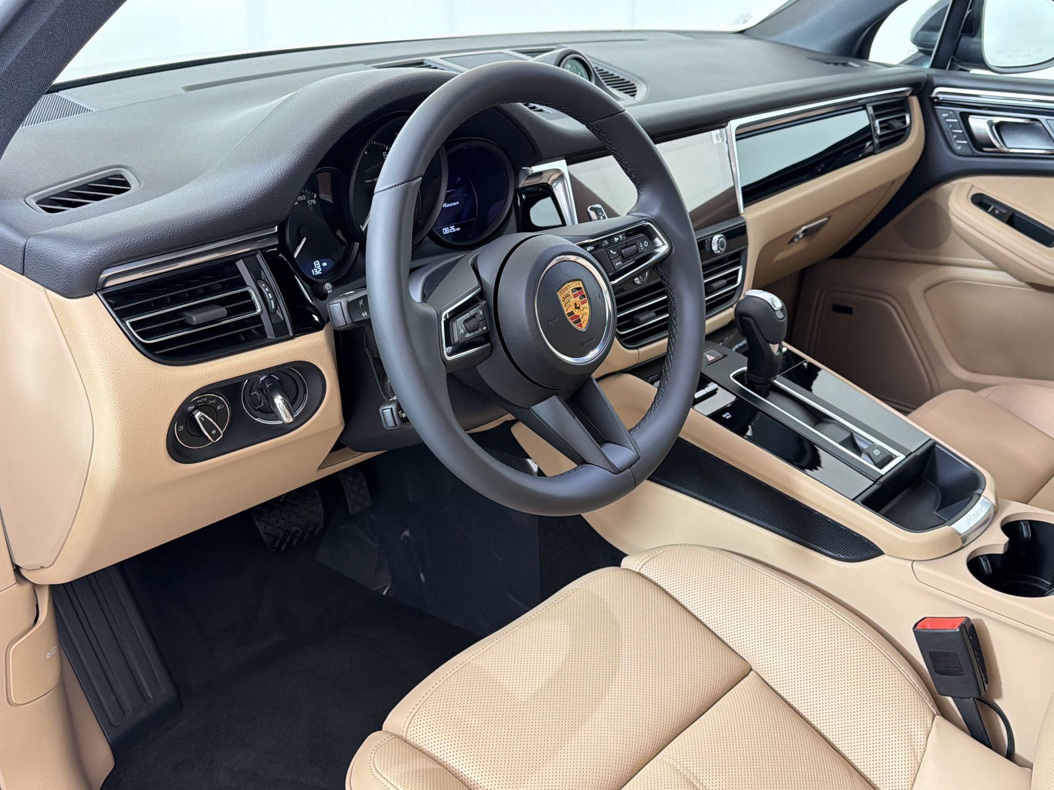Used 2026 Porsche Macan AWD/4WD image 4