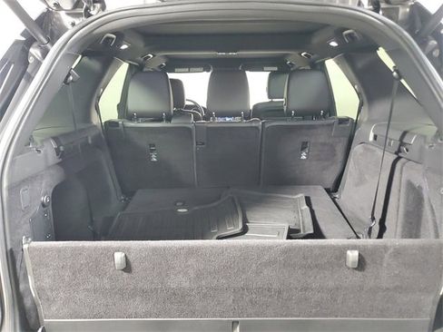 Used 2017 Land Rover Discovery SE image 6