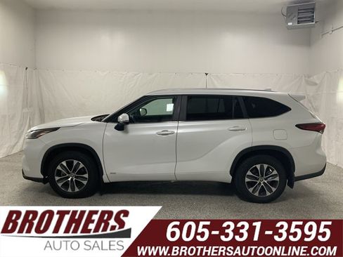 Used 2023 Toyota Highlander XLE AWD/4WD image 1