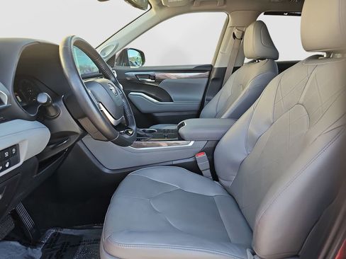 Used 2023 Toyota Highlander Platinum image 16