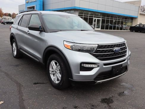 Used 2020 Ford Explorer XLT w/ Equipment Group 202A AWD/4WD image 2