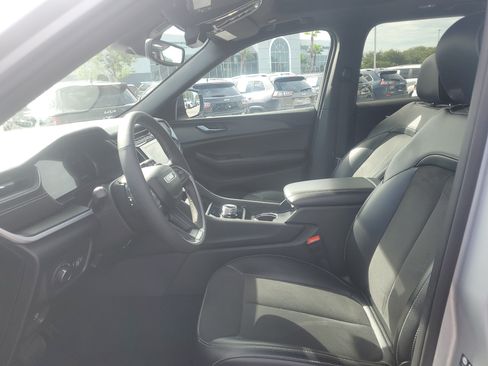 Used 2024 Jeep Grand Cherokee Altitude RWD image 12