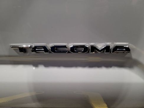 Used 2022 Toyota Tacoma TRD Off-Road AWD/4WD image 7