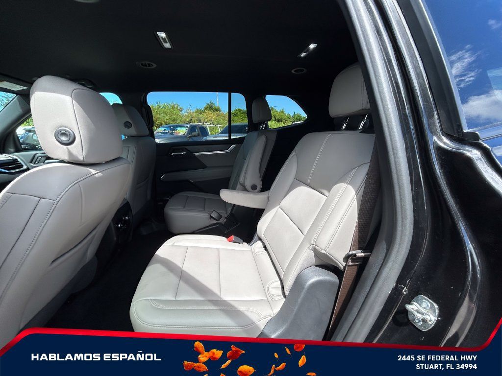 Used 2026 GMC Acadia Elevation w/ Elevation Premium Package FWD image 12