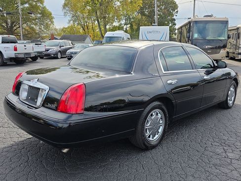 Used 1999 Lincoln Town Car Signature image 2