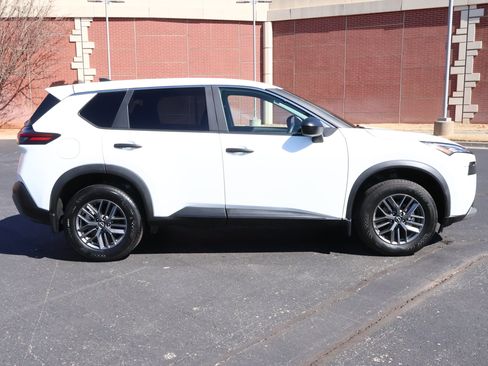 Used 2023 Nissan Rogue S image 27