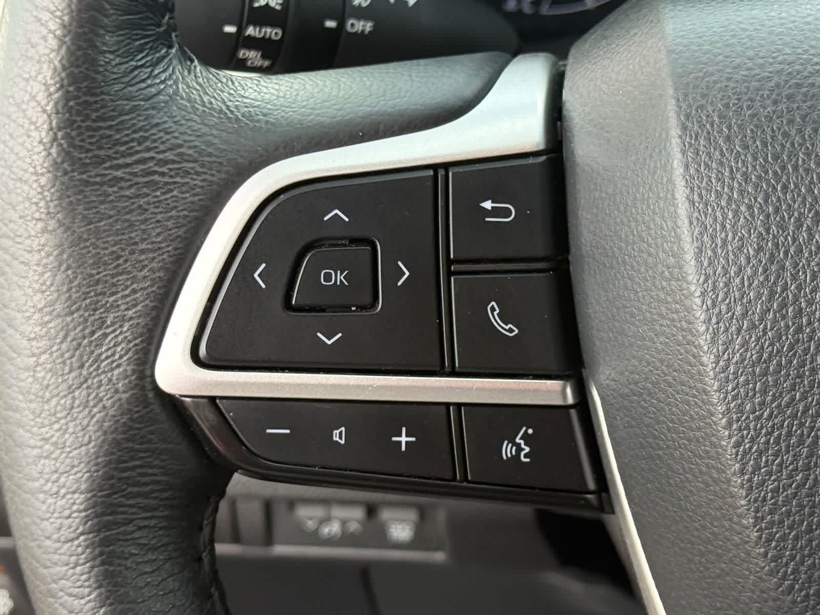 Used 2025 Toyota Sienna XLE FWD image 17