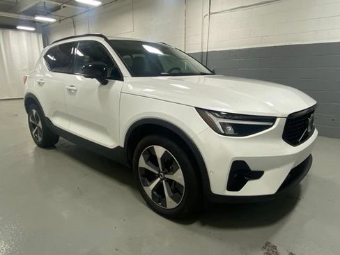 Used 2023 Volvo XC40 B5 Plus w/ Driver Assist Package AWD/4WD image 4