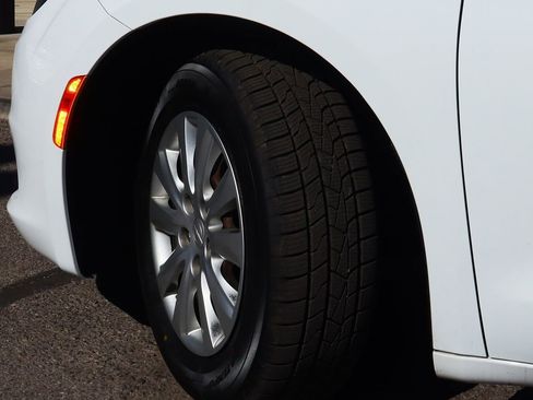 Used 2020 Chrysler Voyager L image 5