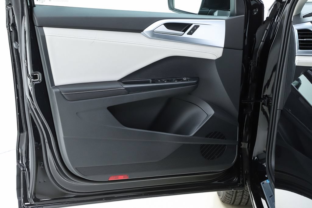 New 2026 Volkswagen Taos SE FWD image 18