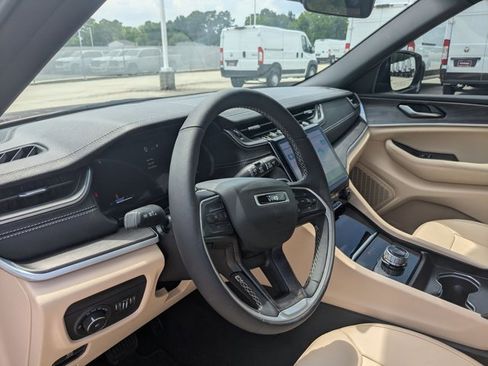 Used 2025 Jeep Grand Cherokee L Limited w/ Black Appearance Package image 10