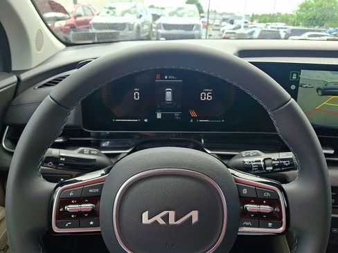 New 2026 Kia Carnival EX FWD image 13