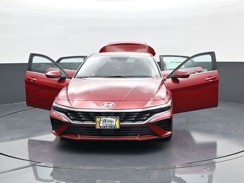 Certified 2025 Hyundai Elantra SEL image 31