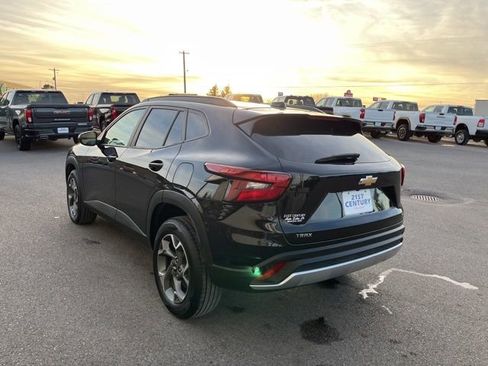 Used 2025 Chevrolet Trax LT w/ LT Convenience Package image 8