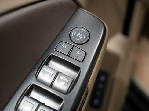 Used 2018 Chevrolet Suburban LT image 33