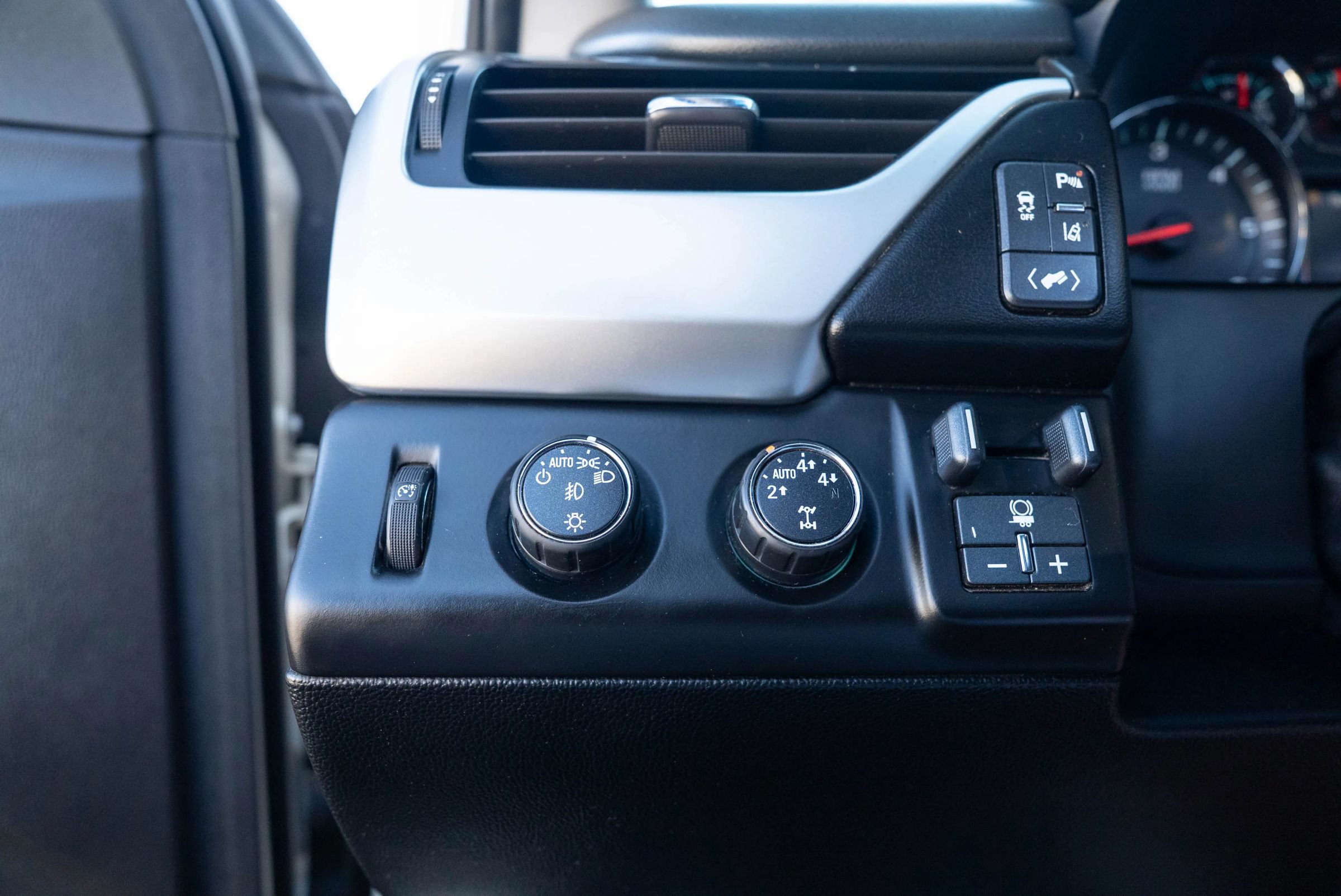 Used 2015 Chevrolet Tahoe LTZ AWD/4WD image 32