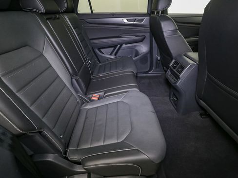 Used 2025 Volkswagen Atlas Cross Sport SEL R-Line image 25