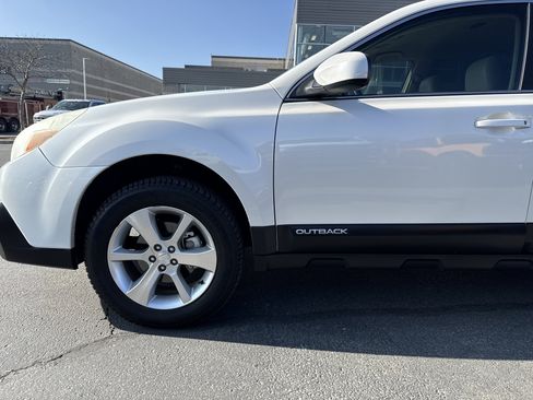 Used 2014 Subaru Outback 2.5i Limited image 9