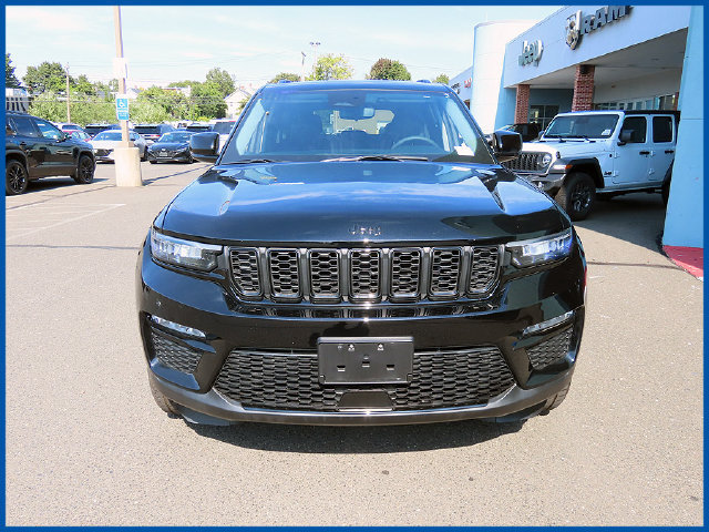 Used 2023 Jeep Grand Cherokee Limited w/ Black Appearance Package AWD/4WD image 3
