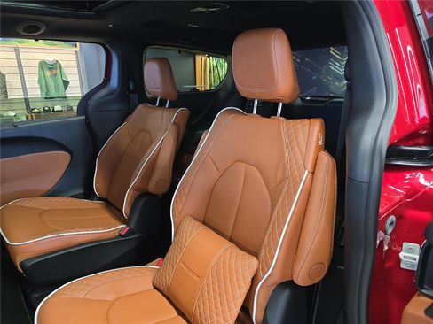 New 2026 Chrysler Pacifica Pinnacle image 11