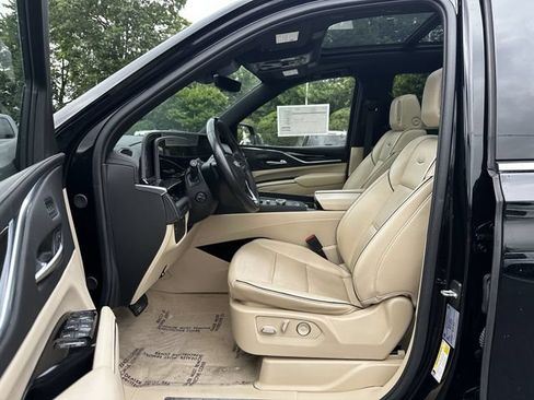 Used 2024 Cadillac Escalade Premium Luxury AWD/4WD image 19