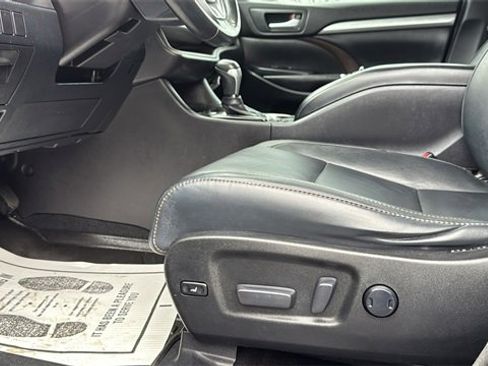 Used 2017 Toyota Highlander FWD V6 image 13