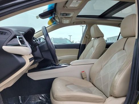 Used 2018 Toyota Camry XLE image 19