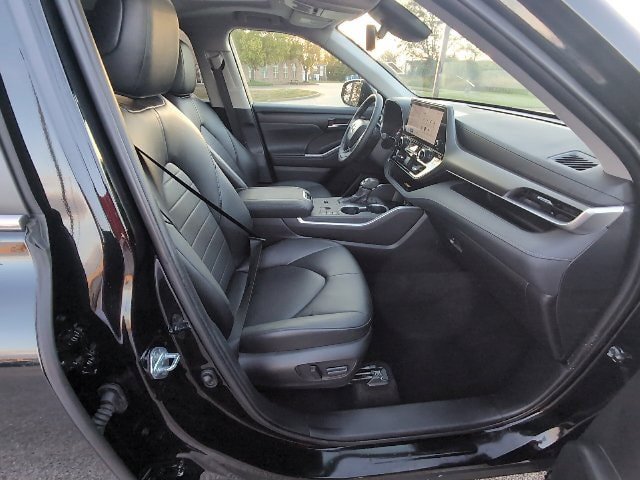 Used 2025 Toyota Highlander XLE FWD image 3