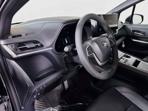 New 2026 Toyota Sienna XLE Woodland Edition AWD/4WD image 9