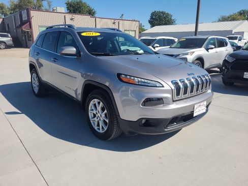Used 2017 Jeep Cherokee Latitude image 3