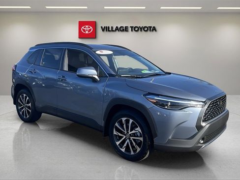 Certified 2024 Toyota Corolla Cross XLE image 7