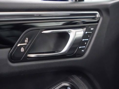 Certified 2025 Porsche Macan AWD/4WD image 22