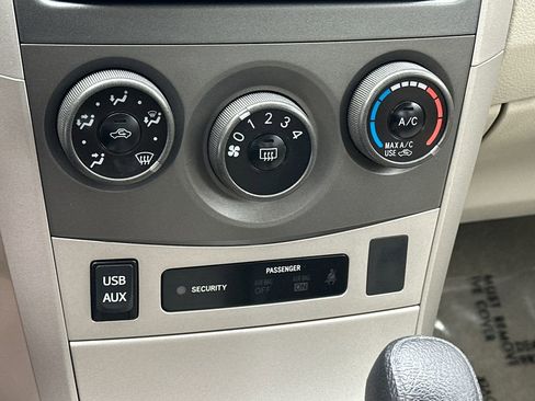 Used 2013 Toyota Corolla LE image 23