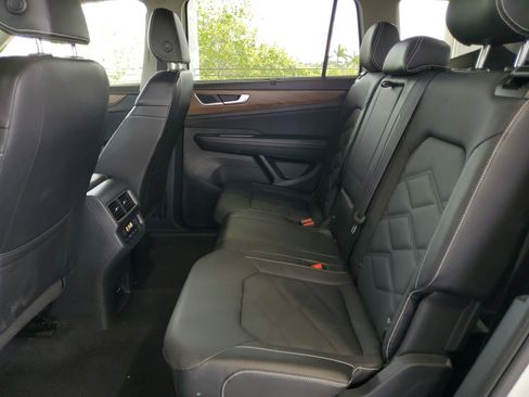 Used 2025 Volkswagen Atlas SE image 9