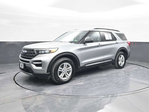 Used 2023 Ford Explorer XLT w/ Equipment Group 202A image 4