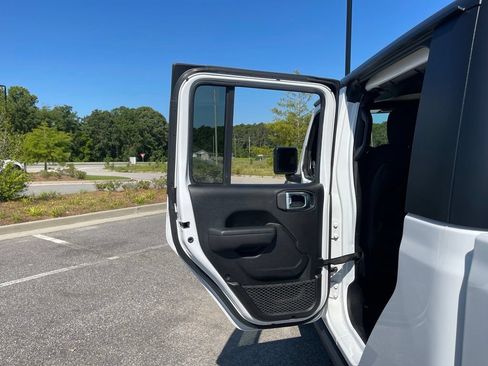 Used 2025 Jeep Gladiator Mojave w/ Convenience Group AWD/4WD image 49