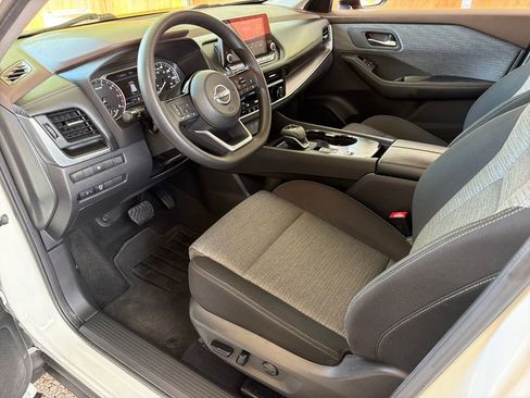 Used 2023 Nissan Rogue SV FWD image 2