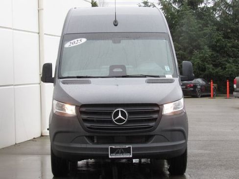 Used 2025 Mercedes-Benz Sprinter 2500 image 3