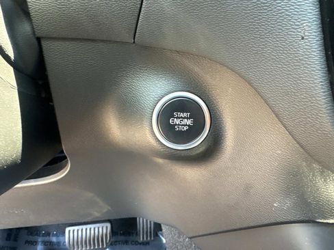 Used 2023 Volvo XC40 B5 Plus image 25