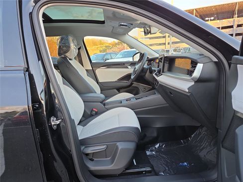 New 2026 Volkswagen Tiguan SE image 25